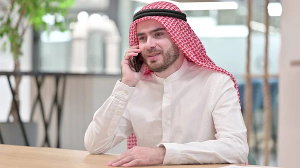 Neşeli Arap İş Adamı Ofiste Telefonda Konuşuyor — Stok fotoğraf