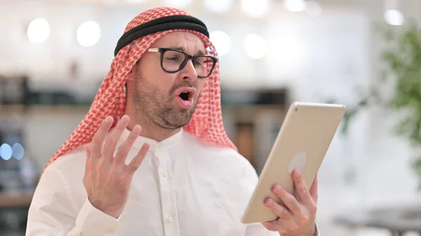 Portrait d'un homme d'affaires arabe réagissant à une perte sur tablette — Photo