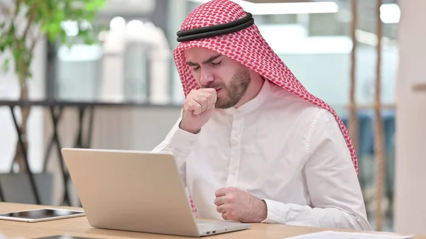 Άραβας επιχειρηματίας με φορητό υπολογιστή βήχας στο γραφείο — Φωτογραφία Αρχείου