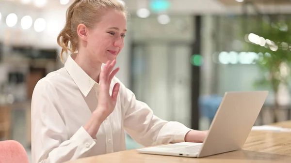 Veselý Businesswoman dělá video chat na notebooku — Stock fotografie