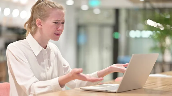 Расстроенная деловая женщина, потерявшая ноутбук в офисе — стоковое фото
