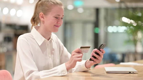 Mujer de negocios haciendo el pago en línea con éxito en Smartphone — Foto de Stock