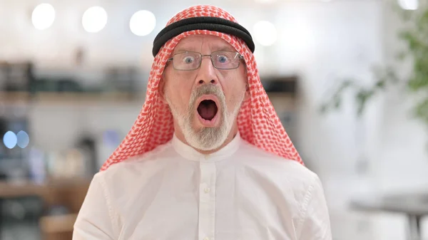 Портрет шокованого старого арабського бізнесмена — стокове фото