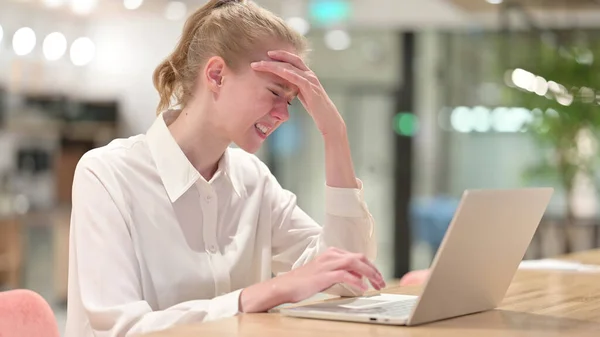 Donna d'affari stressata con computer portatile che ha mal di testa in ufficio — Foto Stock