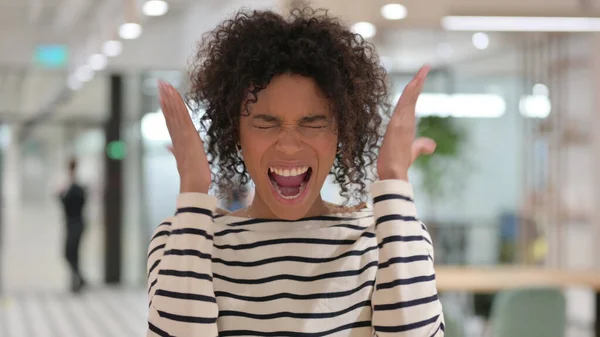 Portrét rozzlobené africké ženy křičící, křičící — Stock fotografie