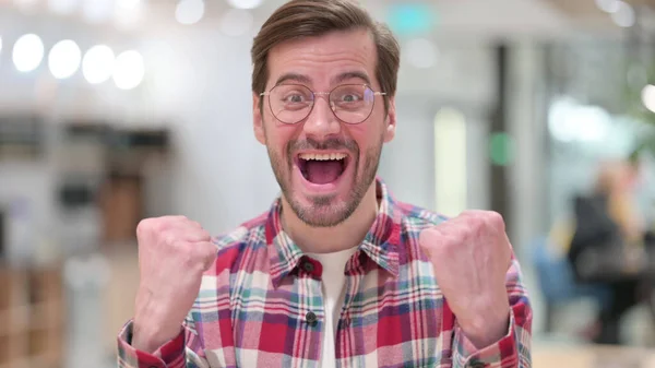 Retrato de Jovem Entusiasmado Celebrando o Sucesso — Fotografia de Stock