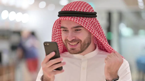 Portrait de l'homme d'affaires arabe excité célébrant le succès sur Smartphone — Photo