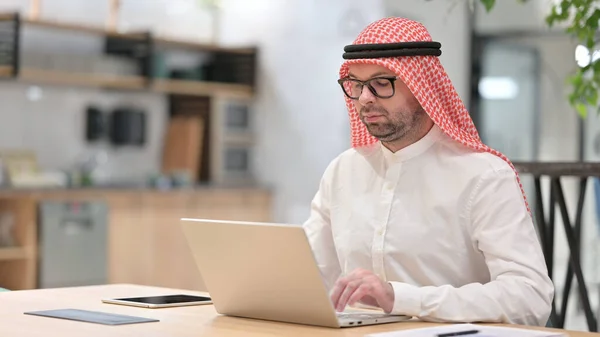 Dizüstü bilgisayarda çalışan Ciddi Genç Arap Adam — Stok fotoğraf