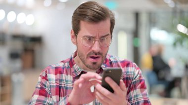 Çevrimiçi Kayıp 'a Tepkili Üzgün Genç Adamın Portresi 