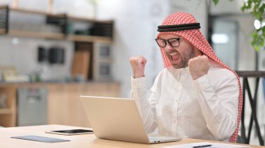 Laptop 'ta Başarı Kutlaması Yapan Genç Arap Adam 