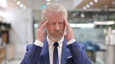 Yorgun, yaşlı iş adamının baş ağrısı portresi 