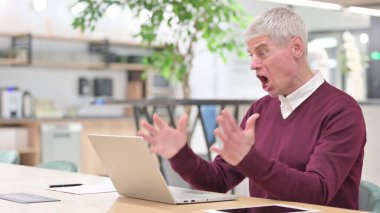 Hüzünlü Orta Çağ İşadamı Dizüstü bilgisayarında Hata Yapıyor