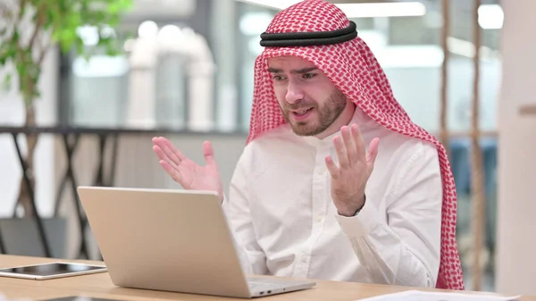 Homme d'affaires arabe réagissant à l'échec sur ordinateur portable au bureau, perte — Photo