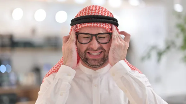 Portrait d'un homme d'affaires arabe épuisé ayant mal à la tête — Photo