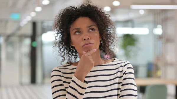 Retrato de una mujer africana seria pensando en un nuevo plan —  Fotos de Stock