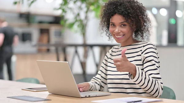 Afrikansk kvinna med laptop gör tummen upp — Stockfoto