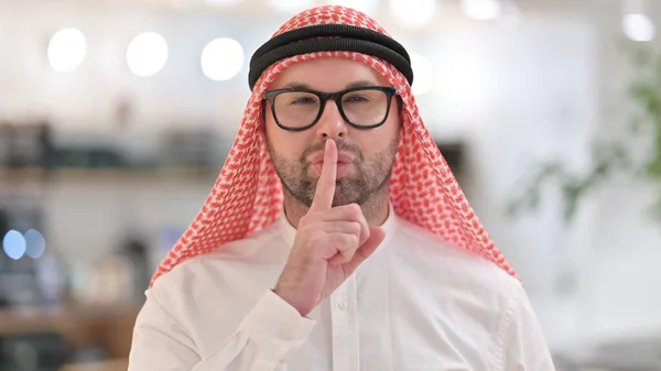 Portrait of Serious Young Arab Man Putting Finger on Lips — Stock Photo, Image