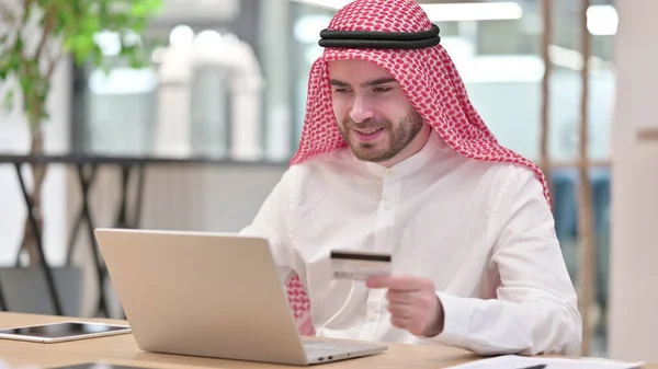 Arab Businessman Shopping Online на сайті Laptop — стокове фото