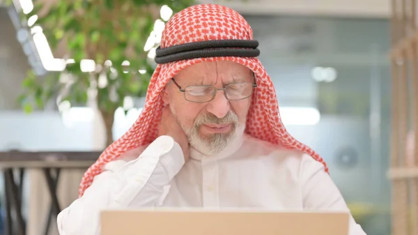 Dizüstü bilgisayarlı, boynu ağrıyan yaşlı Arap İşadamının Kapanışı — Stok fotoğraf
