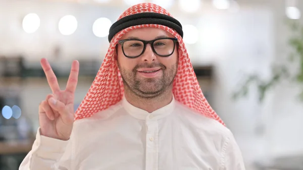 Başarılı Genç Arap 'ın Portresi Zafer İşaretini Elle Gösteriyor — Stok fotoğraf