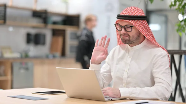 Genç Arap Laptop 'ta Video Sohbeti Yapıyor — Stok fotoğraf
