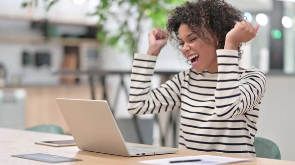 Afrikansk kvinna firar framgång på laptop i Office — Stockfoto
