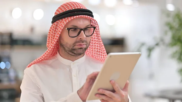 Portret młodego Araba korzystającego z tabletu cyfrowego — Zdjęcie stockowe