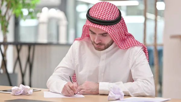 Arap İşadamı Ofisteki Kağıda Yazma Başarısızlığı Var — Stok fotoğraf