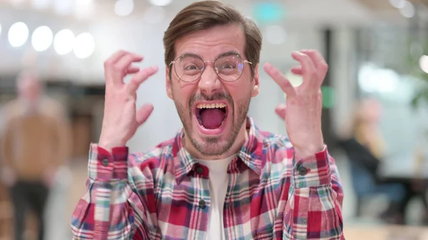 Retrato de un joven furioso gritando, gritando — Foto de Stock