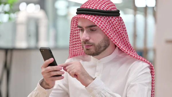 Empresário Árabe Navegando na Internet no Smartphone no Office — Fotografia de Stock