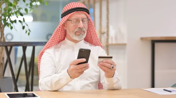 Eski Arap İşadamı Smartphone ile İnternetten Alışveriş Yapıyor — Stok fotoğraf