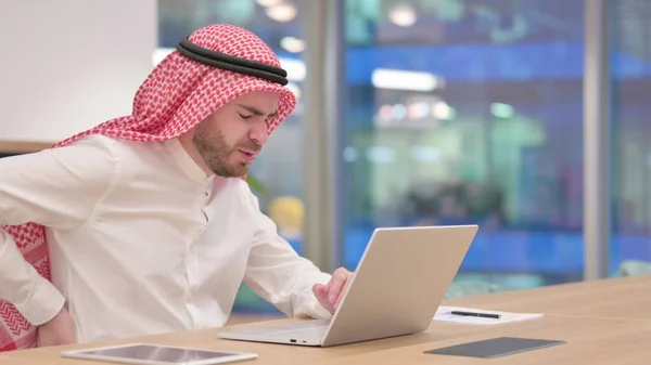Dizüstü bilgisayarlı yorgun Arap İşadamı Ofisinde Sırt Ağrısı Var — Stok fotoğraf
