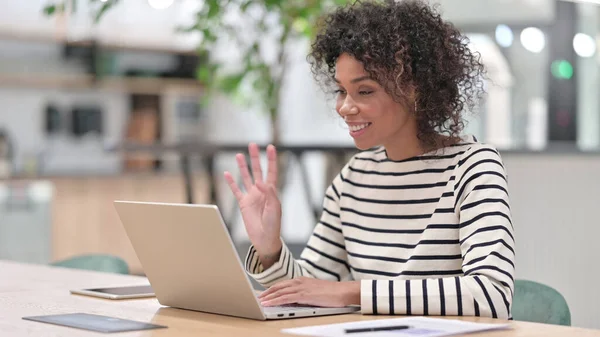 Mulher Africano feliz fazendo chamada de vídeo no laptop no escritório — Fotografia de Stock