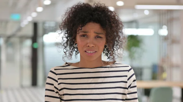 Retrato de una mujer africana decepcionada reaccionando a la pérdida — Foto de Stock