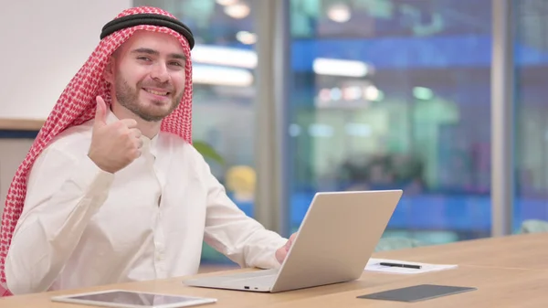 オフィスで働いている正のアラブビジネスマンによる親指アップ — ストック写真