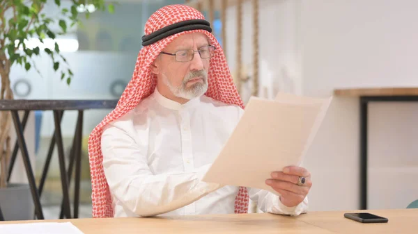 Ciddi Yaşlı Arap İş Adamı Kağıda Yazıyor — Stok fotoğraf