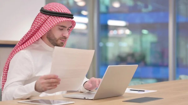 Ofisteki Belgelerle Dizüstü bilgisayarda çalışan Arap İşadamı — Stok fotoğraf