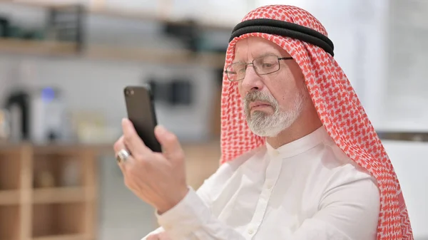 Smartphone 'da İnternet Tarayıcı Eski Arap İşadamı Portresi — Stok fotoğraf