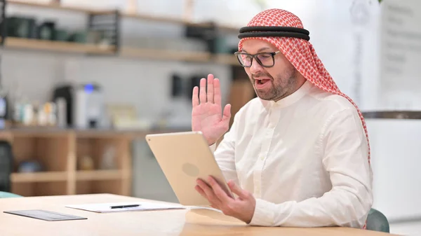 Młody Arab robi czat wideo na tablecie — Zdjęcie stockowe