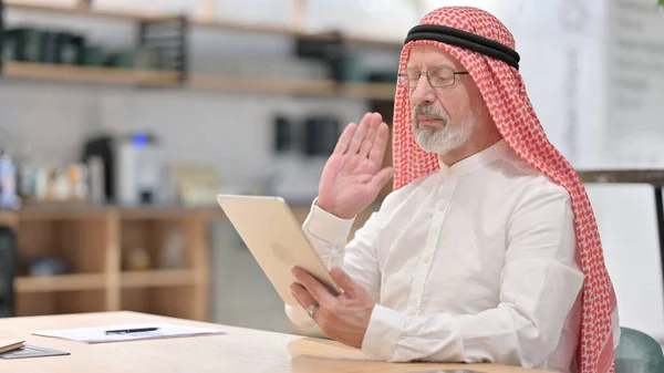 Yaşlı Arap İşadamı Tablet 'te Video Sohbeti Yapıyor — Stok fotoğraf