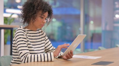 Ofiste Tablet kullanan Ciddi Afrikalı Kadın