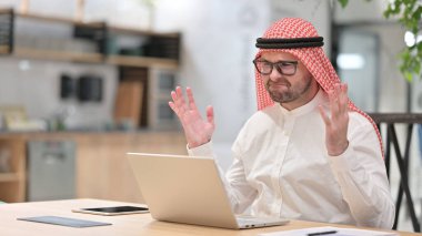 Genç Arap Adam Bilgisayarda Başarısızlığa Tepki Veriyor, Kayıp 