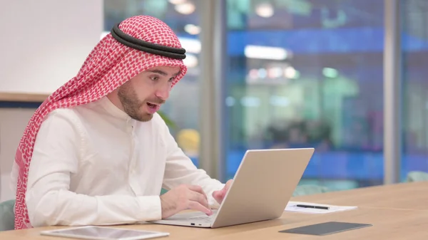 Happy Arab Businessman Zadziwiony wynikami w biurze — Zdjęcie stockowe