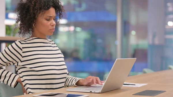 Mulher Africana com Laptop tendo dor nas costas no escritório — Fotografia de Stock