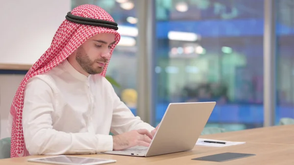 Poważny arabski biznesmen Praca na laptopie w biurze — Zdjęcie stockowe