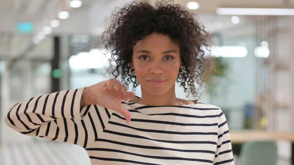 Porträt einer enttäuschten Afrikanerin, die den Daumen senkt — Stockfoto