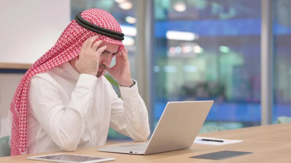 Laptop 'u olan yorgun Arap iş adamı ofisinde baş ağrısı çekiyor. — Stok fotoğraf