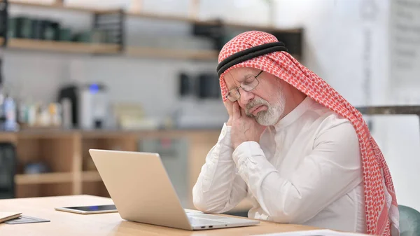Laptop 'u olan Uykucu Arap İş Adamı — Stok fotoğraf