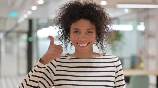 Retrato de una mujer africana positiva haciendo pulgares hacia arriba — Foto de Stock