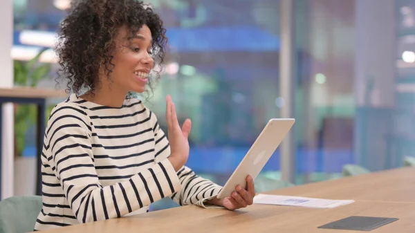 Mulher Africano alegre fazendo vídeo Call on Tablet — Fotografia de Stock